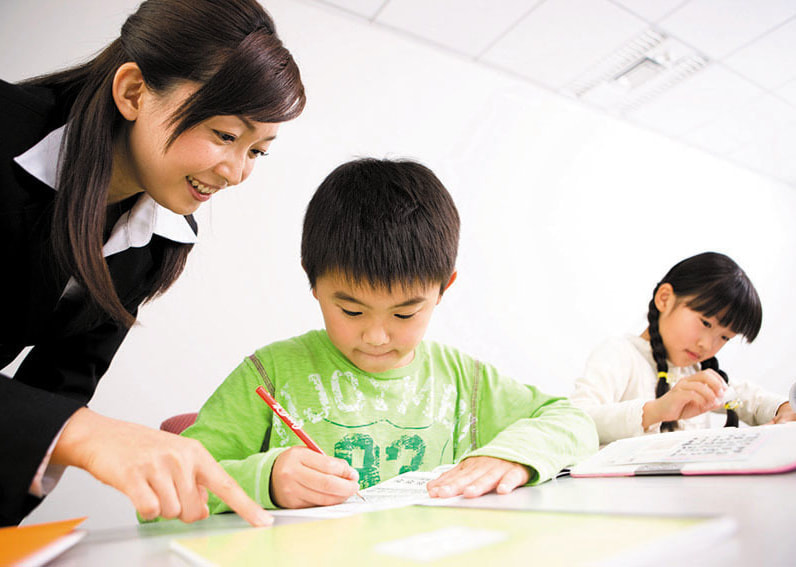 小さい生徒と先生