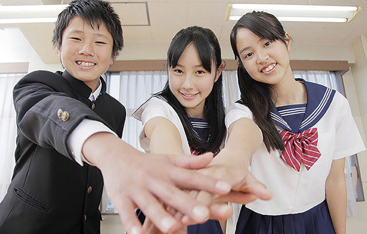 団結する３人の学生