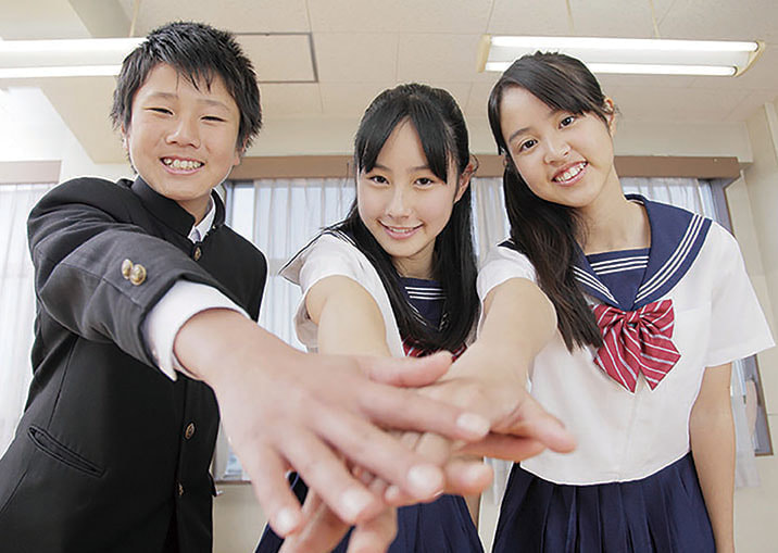 団結する３人の学生