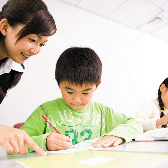 小さい生徒と先生